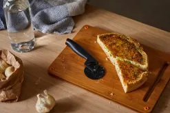 Fiskars Roulette à Pizza Functional Form -nordicnest Boutique 507606 01 11 EnvironmentImage 36ddd25d9e